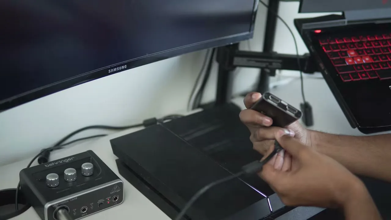 Placa de captura de vídeo junto à PS4, com as portas HDMI visíveis